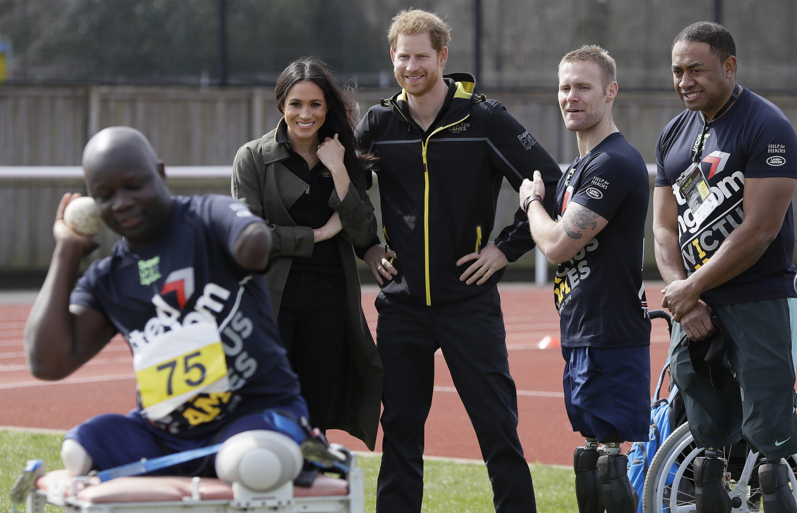 Meghan Markle y el Príncipe Harry con el equipo de Invictus Games en 2018.